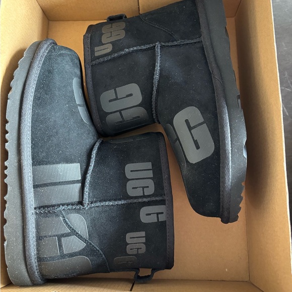 NIB • UGG • Kid’s Mini Scatter Graphic • - Picture 2 of 4